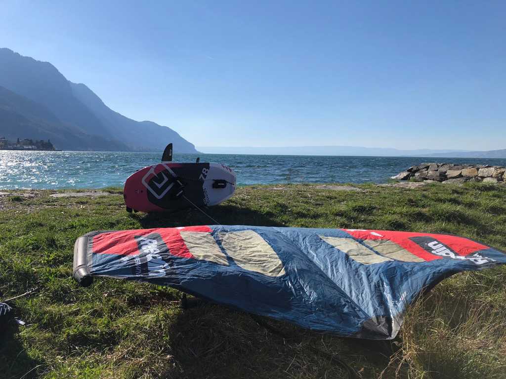 Aile pos&eacute;e sur l'herbe au bord du lac