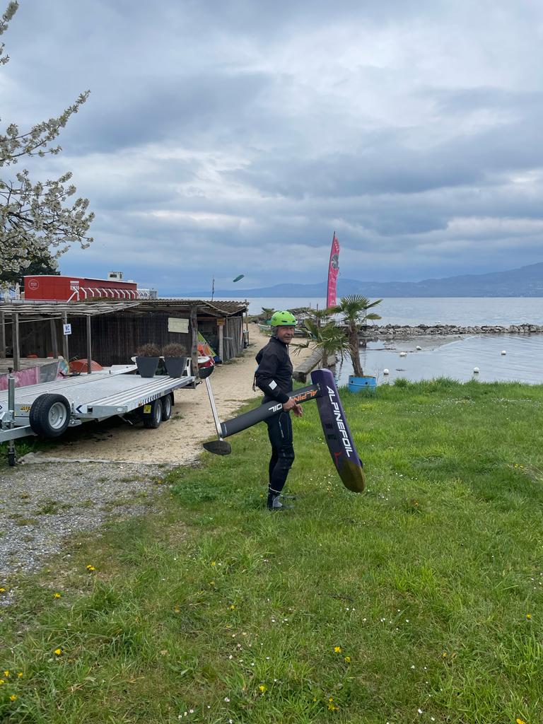 Un membre du club pr&eacute;pare son mat&eacute;riel de foil sur la rive