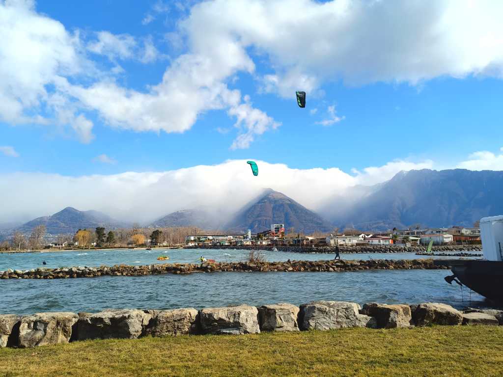 Kites au-dessus de la digue du Bouveret, Alpes en arri&egrave;re-plan